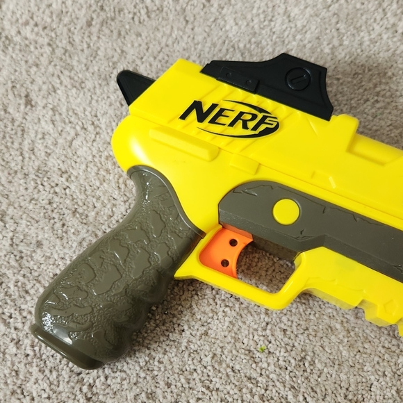 ๐ซ NERF Fortnite Blaster โ Vibrant Yellow & Orange Great for Play or Display - Picture 4 of 13